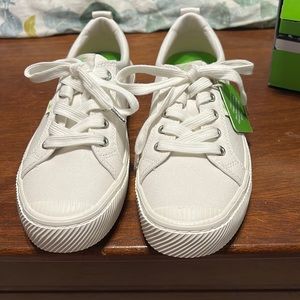 Cariuma OCA low off-white canvas sneakers. New. Size 8.